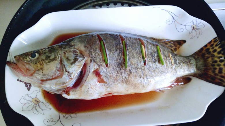 #味道鲜美的#清蒸桂鱼,腌制好的桂鱼从冰箱取出,把保鲜膜去掉,隔水蒸13-15分钟即可。(时间也要根据鱼的大小来增减,我的是580g的鱼,我蒸了15分钟)关火后闷5分钟。