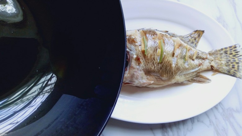 #味道鲜美的#清蒸桂鱼,炒香后将花椒捞出,热油 淋在鱼身上。
