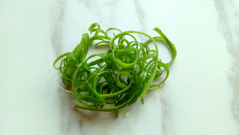 #味道鲜美的#清蒸桂鱼,葱,用手撕,撕的越细越好,撕好后自然卷起来,这样撕出来的葱花特别好看。