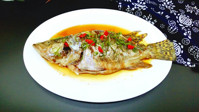 #味道鲜美的#清蒸桂鱼,摆放上几颗枸杞点缀(喜欢吃辣的,可以用红辣椒。)
最后将撕好葱花撒上鱼身上即可。