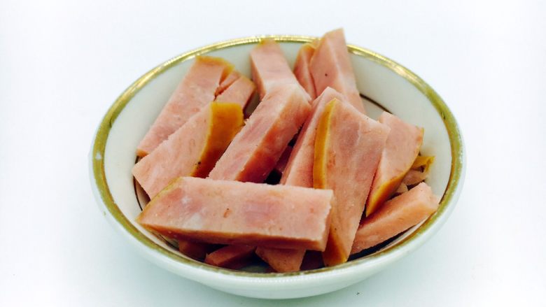 会跳舞的大土豆,在蒸土豆片期间,我们准备土豆泥的辅助食材,火腿切小条。