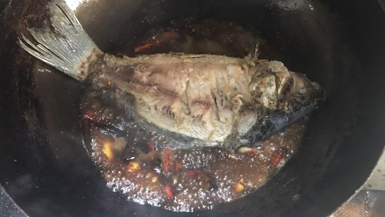 美味的红烧鱼,再加入,开水。大火烧开,用锅铲将汤汁浇到鱼表面,方便入味。大火收汁。