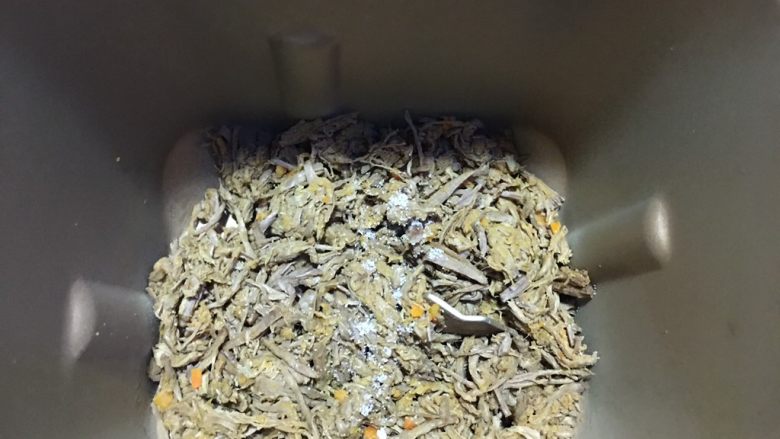 胡萝卜牛肉松(面包机版),炒好的在肉放入面包机筒内,加入适量的盐和玉米油,喜欢什么调味就加什么调味