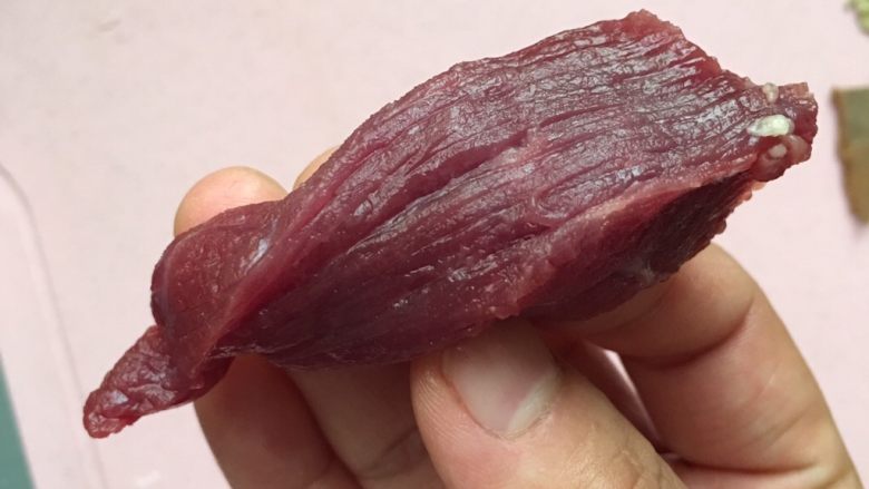 胡萝卜牛肉松（面包机版）,顺着牛肉的纹理切