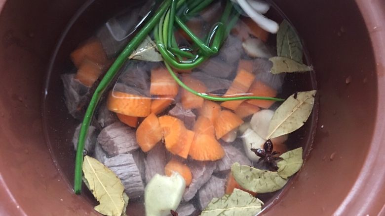 胡萝卜牛肉松(面包机版),加入适量的热水,水量比材料高一些就可以了,也可以高压锅炖,自己怎么方便怎么来