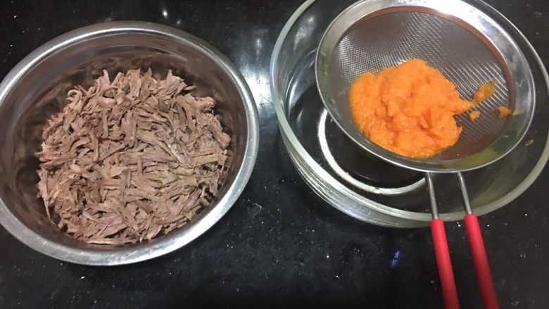 胡萝卜牛肉松(面包机版),炖好的牛肉和胡萝卜分别捞起来沥干水分,牛肉用手撕成长条状,也可以用擀面杖擀,胡萝卜用料理机打碎