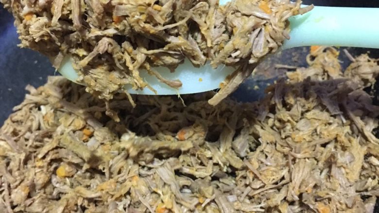 胡萝卜牛肉松(面包机版),锅里放入牛肉和胡萝卜小火进行翻炒,要稍微炒干水分