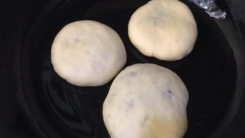 红糖锅盔,平底锅内刷一层薄薄的油,面团分别放入锅里(全程小火煎至)