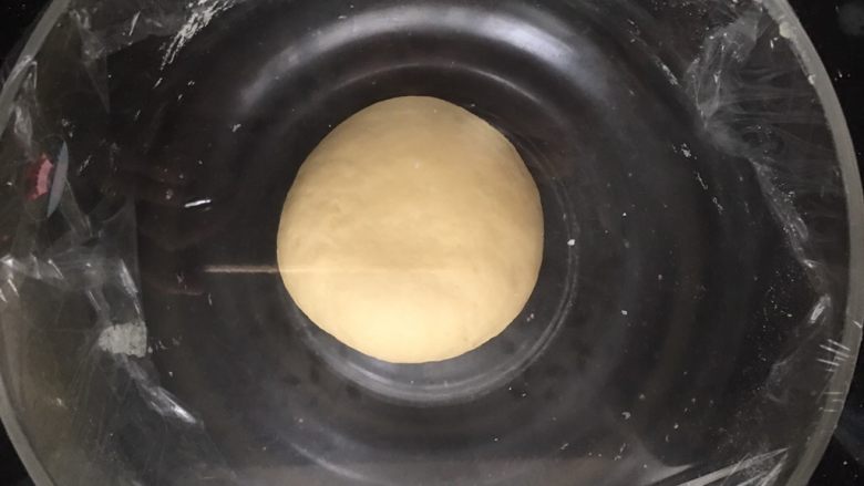 红糖锅盔,盖上保鲜膜进行发酵,夏天大概30-40分钟,发至2倍大小