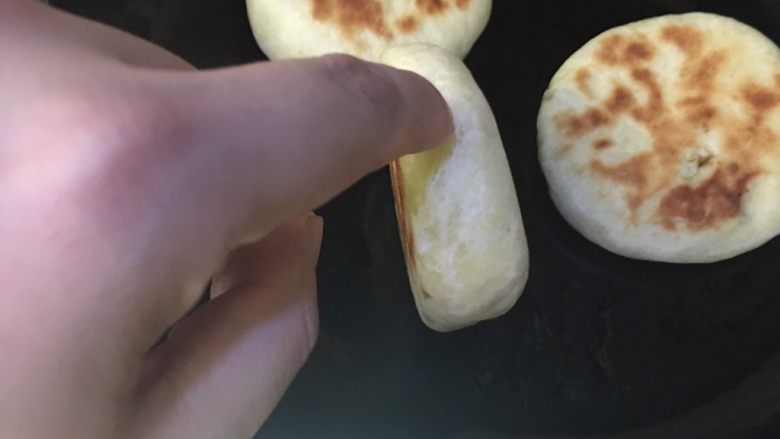 红糖锅盔,侧边的面团鼓起来,按下去比较松软,就说明熟了