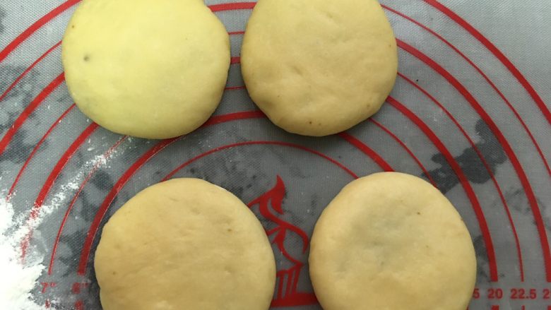 红糖锅盔,收口朝下,在压扁