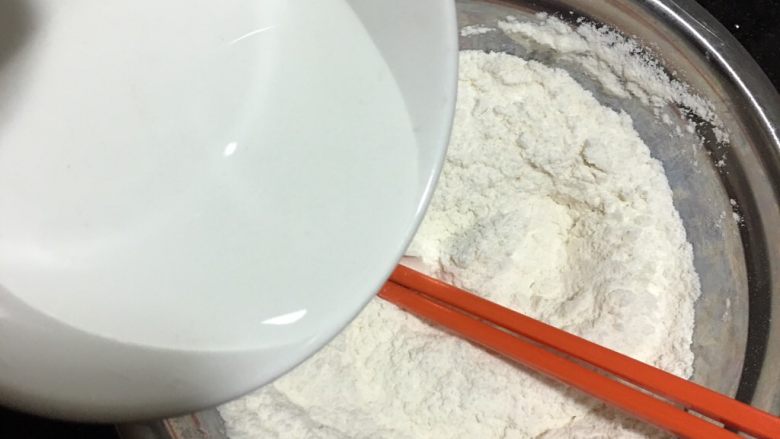 无油紫薯饼,倒入温水,一边到一边搅