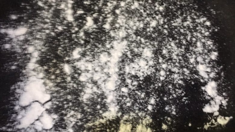 无油紫薯饼,锅里不用放油,洒一些干粉