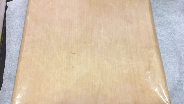 香葱肉松蛋糕,倒扣,撕掉油纸