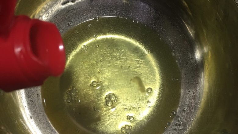 香葱肉松蛋糕,蛋白中滴几滴白醋,去腥(烤箱预热190度10分钟)