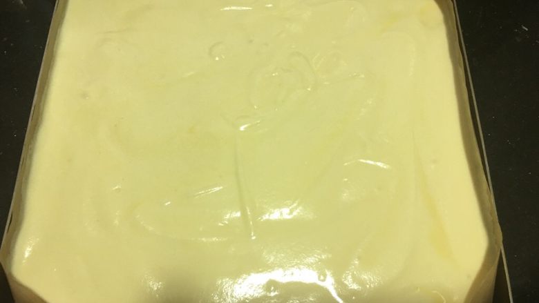 香葱肉松蛋糕,距磨具15厘米上空中倒入磨具中,在桌面震动几次,震出大气泡