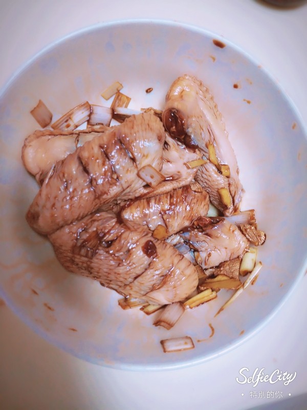 可乐鸡翅,<a style='color:red;display:inline-block;' href='/shicai/ 96'>鸡翅</a>两面适量划上几刀（方便之后腌制时容易入味），加入<a style='color:red;display:inline-block;' href='/shicai/ 788'>生抽</a>、<a style='color:red;display:inline-block;' href='/shicai/ 718'>料酒</a>、味达美、盐（少许，咸度不够之后可以再加）、<a style='color:red;display:inline-block;' href='/shicai/ 3250'>葱</a><a style='color:red;display:inline-block;' href='/shicai/ 37'>姜</a>等搅拌调味，腌制十五之二十分钟左右。