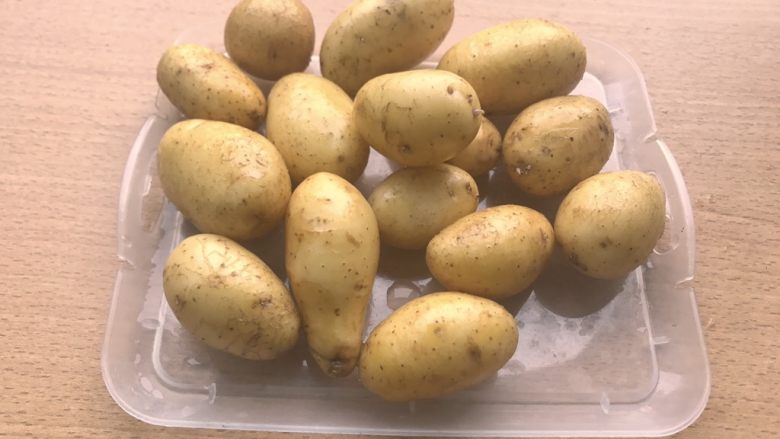 椒盐土豆,土豆洗干净,因为是带皮煎,所以一定要清理干净。
