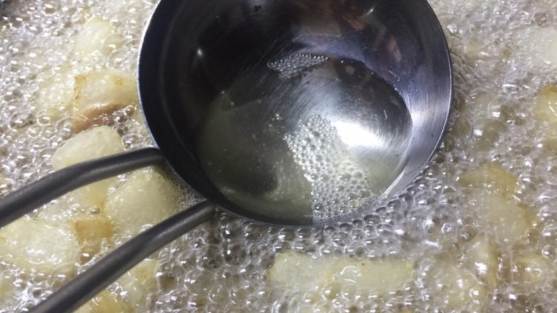 自制猪油,看到油块颜色更黄了,这时候转中火,开始盛油。盛油的容器记得要擦干,以防油飞溅。