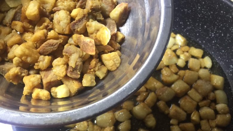 自制猪油,转小火,挑拣出颜色比较深,感觉出不了油的油渣。然后慢慢处理剩下的猪油。