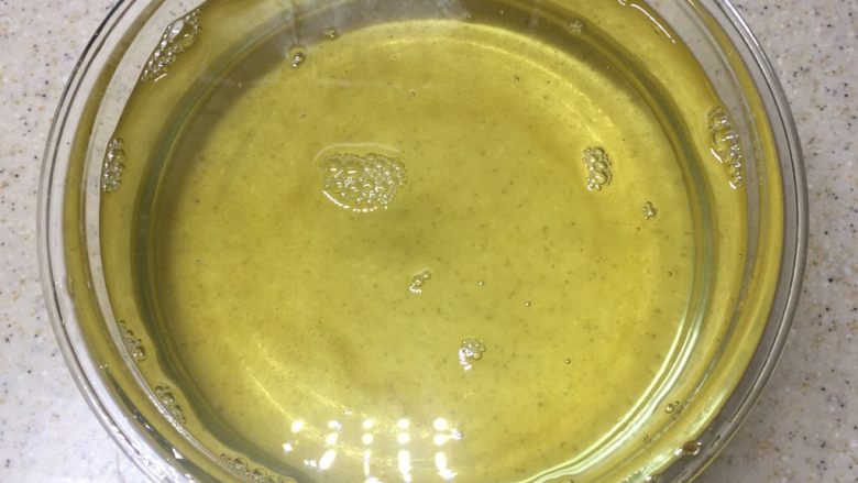 自制猪油,一碗颜色透亮金黄的猪油做好了,如果是家常炒菜那你现在可以放一勺盐进去,以防变质。如果是做中式面点就不需要放盐了。待猪油放凉后放冰箱冷藏即可。