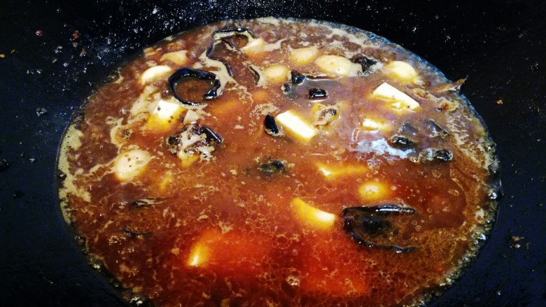 豆豉烤鱼,加水,浓汤宝,盐煮沸做成汁。