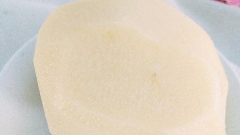 孜然土豆片,<a style='color:red;display:inline-block;' href='/shicai/ 23'>土豆</a>削皮,备用。
