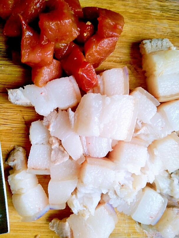 五花肉焖土豆,<a style='color:red;display:inline-block;' href='/shicai/ 428'>五花肉</a>买回来洗干净,肥肉焯一遍水,把水倒掉,再洗干净切成小方块。瘦的不用焯水,直接切成小方块,然后用盐、淀粉、生抽、加点食用油抓匀,腌制一会儿。