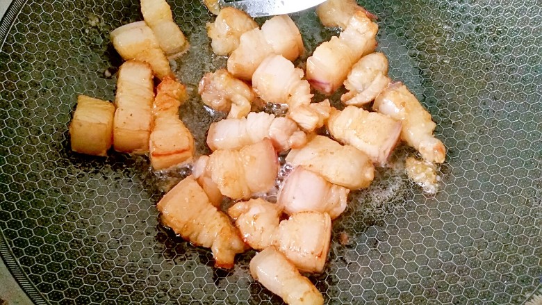 五花肉焖土豆,把肥肉稍微炒有点变色