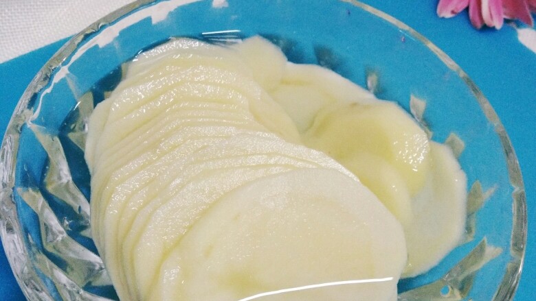 孜然土豆片,用水浸泡一会,去除一些里面的淀粉。