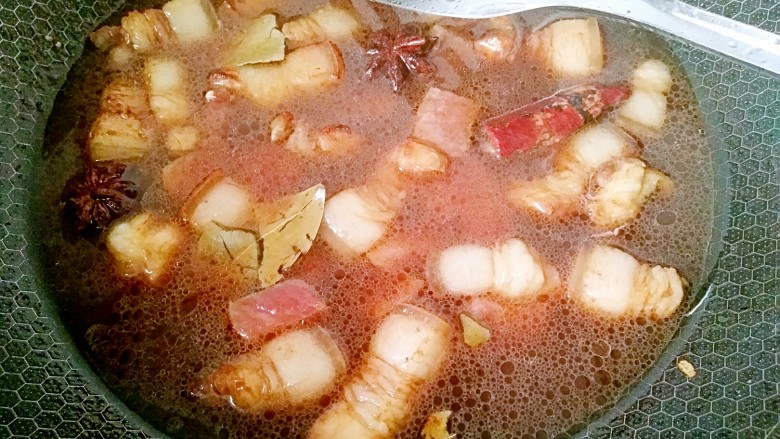 五花肉焖土豆,上色后加入香料、瘦肉,再倒入适量清水,没过肉的水就可以了,盖上盖子大火烧开。