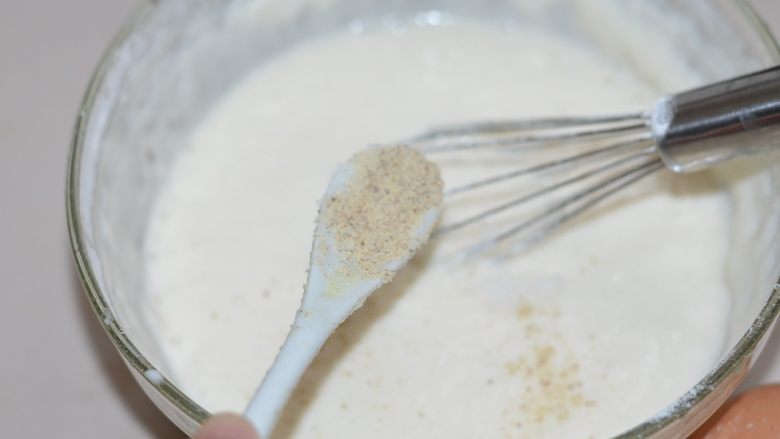 蕾丝煎饼,好吃又好吃!,加胡椒粉或者五香粉调整口味儿。