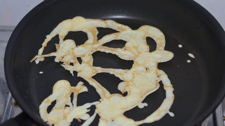 蕾丝煎饼,好吃又好吃!,平底锅预热,挤出面糊,随意拉花。