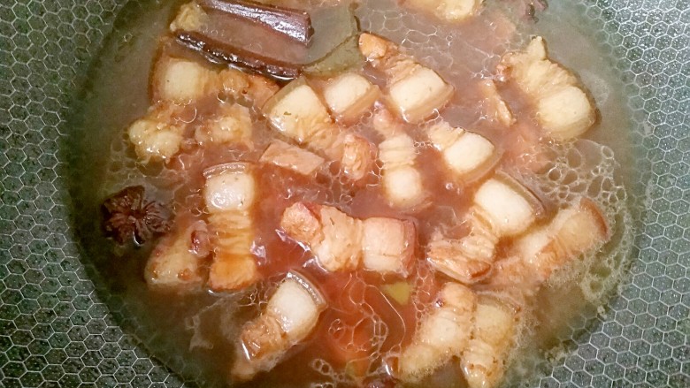 五花肉焖土豆,水烧开后转中小火慢炖十分钟左右。