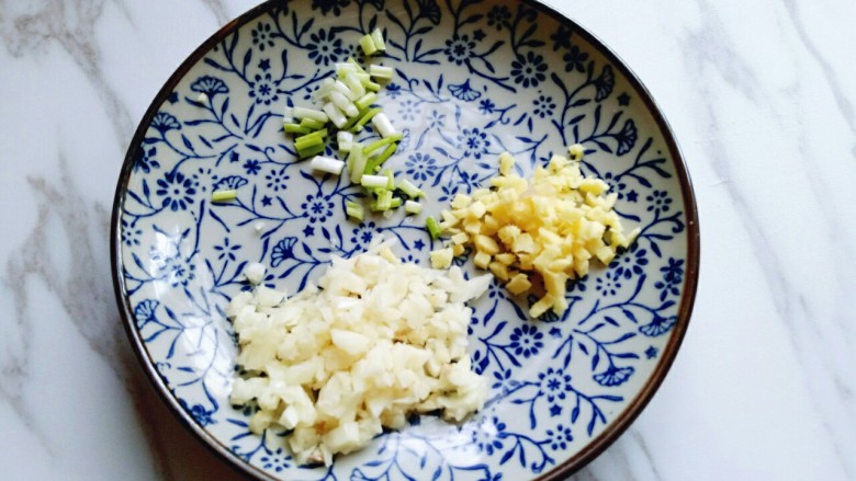 土豆茄子白菜煲,葱<a style='color:red;display:inline-block;' href='/shicai/ 37'>姜</a>蒜去皮,切碎。