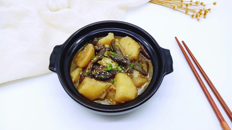 土豆茄子白菜煲,盛入煲中,撒上葱花,少许熟芝麻。