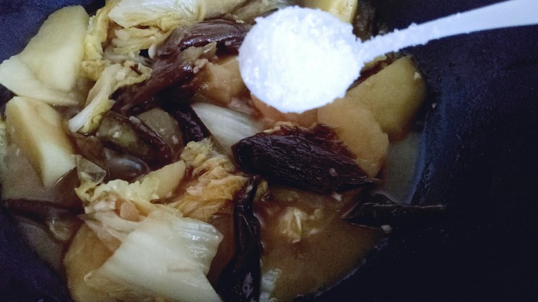 土豆茄子白菜煲,加入盐,翻炒均匀。