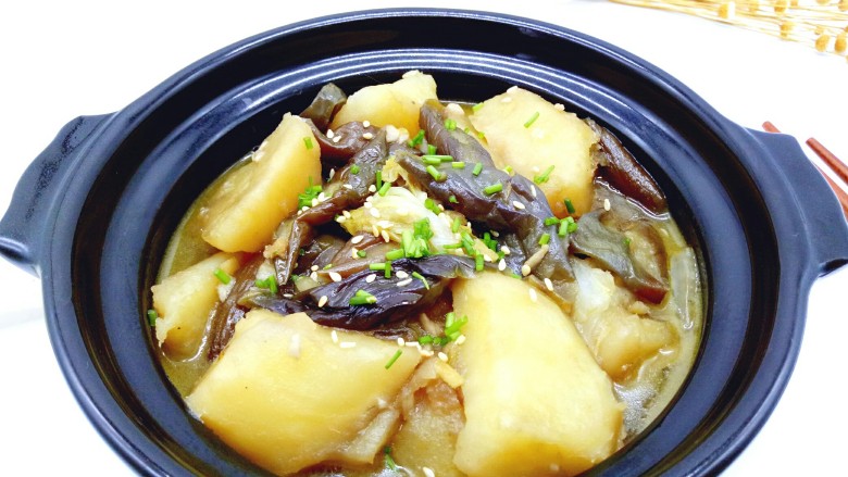 土豆茄子白菜煲,美味,百吃不厌的,小时候妈妈就经常做。