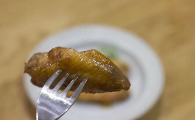 完胜KFC的烤鸡翅,啊,抢着吃,镜头竟然糊了。真的,赶紧试试吧,味道超级好吃。