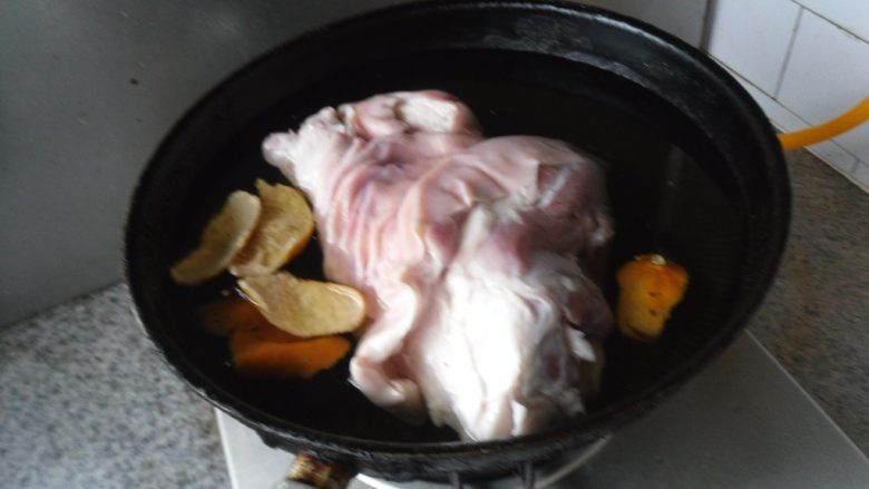 烀肘子, 然后,冷水入锅