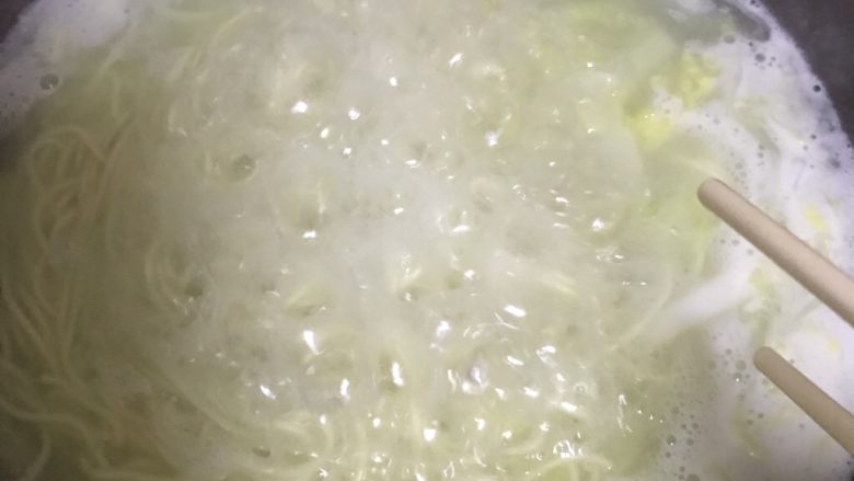 牛奶面,先把<a style='color:red;display:inline-block;' href='/shicai/ 112'>小白菜</a>切成丝，放锅中炒，加入水，待水开，放入面条，面条煮的差不多，打一个鸡蛋，放入盐，<a style='color:red;display:inline-block;' href='/shicai/ 756'>鸡精</a>，胡椒粉，继续煮