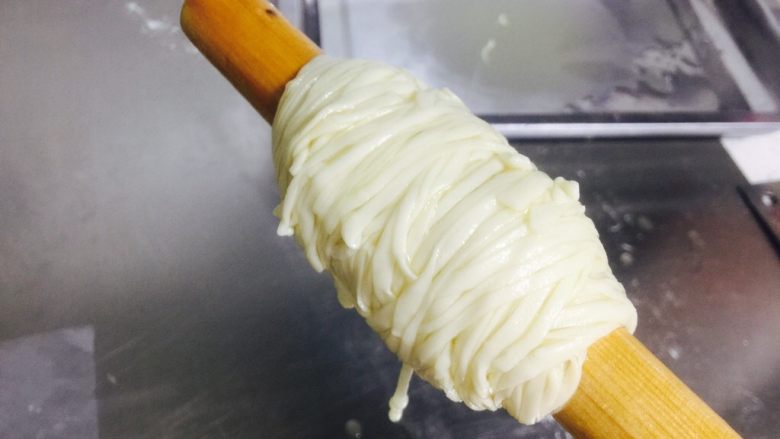 银丝饼,利用擀面棍 卷起 不用很多油 每根面条 都有一点点油就可以