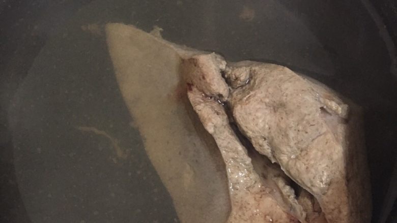 卤猪肝 宝宝辅食12M+,坐锅烧水,入开水中焯一下,捞出(1分钟即可)