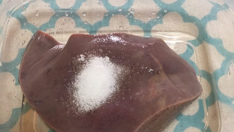 卤猪肝 宝宝辅食12M+,用盐揉搓猪肝表面5分钟,可以搓去血水,用水冲洗干净。