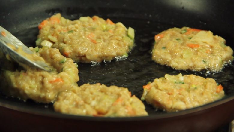 减脂增肌餐:杂蔬鸡胸肉饼,沿着边缘看到底部变成金黄色后翻面