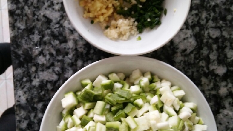 丝瓜粥,<a style='color:red;display:inline-block;' href='/shicai/ 57'>丝瓜</a>切丁，葱、姜、蒜、辣椒切细备用