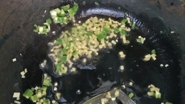 丝瓜粥,将锅煎热，倒入少许油，放入姜蒜辣椒丁