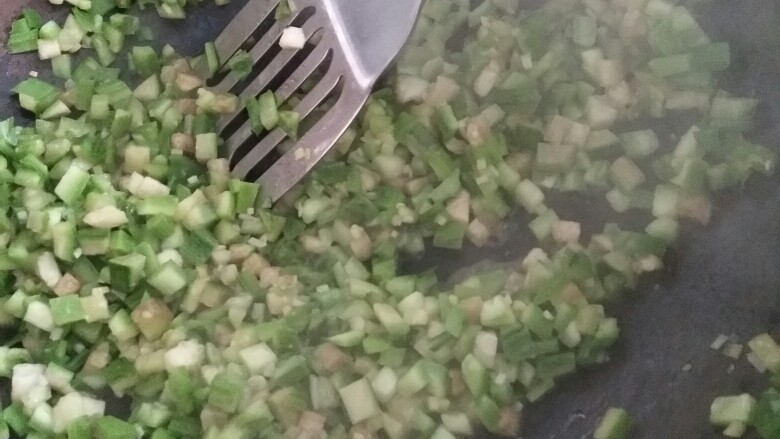 丝瓜粥,待辣椒味儿煎出来，倒入丝瓜丁，和均匀就可盛入碗中备用