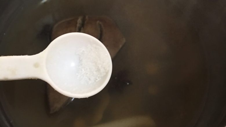 卤猪肝 宝宝辅食12M+,添加适量盐调味,关火浸泡,吃时捞出切片,可调味汁(用蒜蓉,醋,生抽,香油和少许辣椒油调成料汁)。随猪肝一起上桌蘸汁或者直接淋在猪肝上
