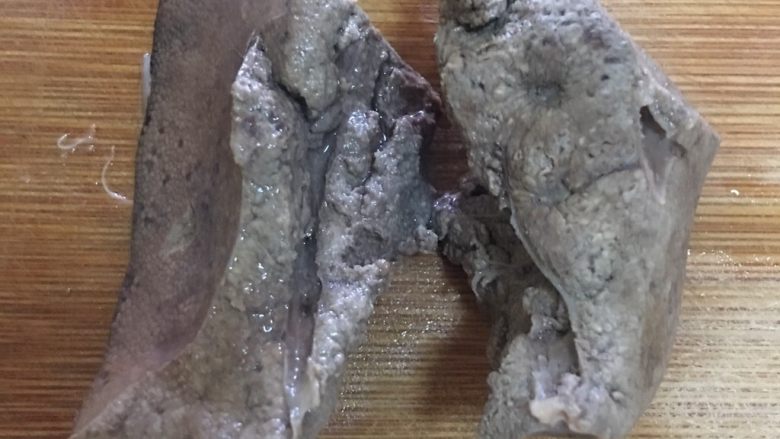 卤猪肝 宝宝辅食12M+,不知道中间是不是还有血水,拿出来,中间最厚的部位切一刀,没血就好了。